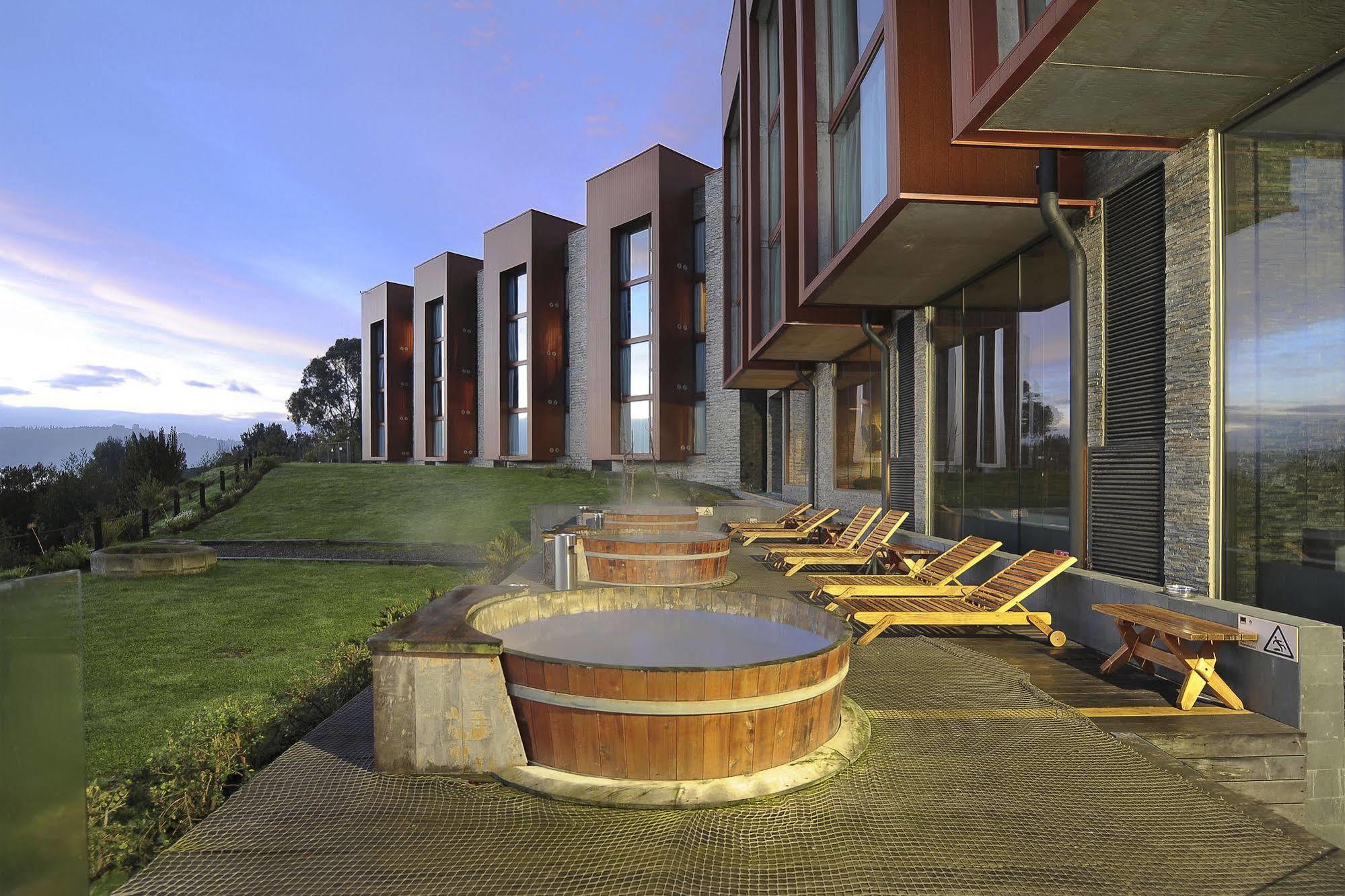 Hotel Enjoy Chiloé Castro Exterior foto The hotel's outdoor hot tubs